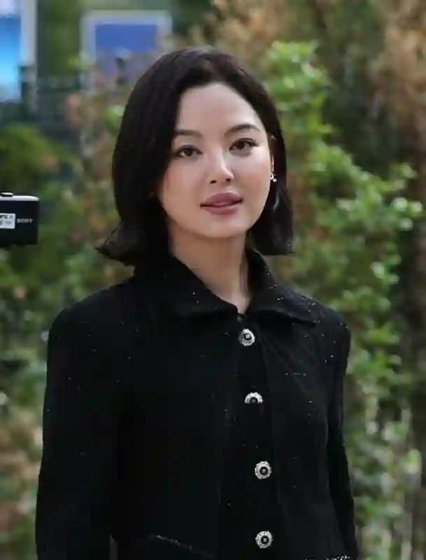 巴黎时装周：王一博帅翻，辛芷蕾脸圆了，迪丽热巴赫本风惊艳全场