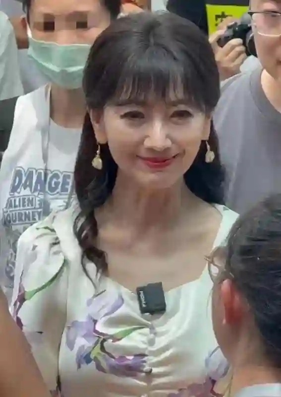 赵雅芝机场吃泡面被偶遇，喝矿泉水还得用吸管，饭后狂补妆真优雅