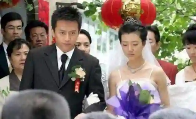 车晓北京逛市集，背帆布包打扮朴素像家庭主妇，手臂细如竹竿太瘦