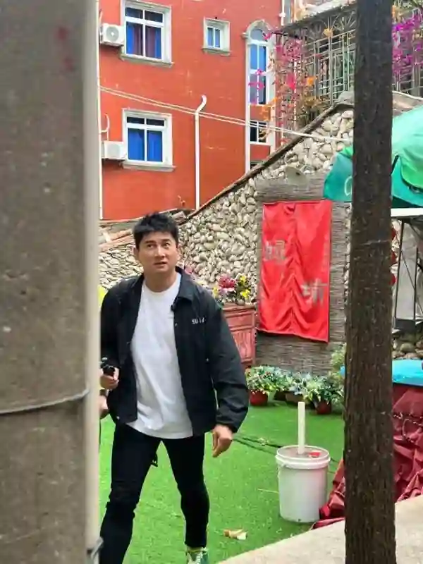 54岁吴奇隆体验簪花！打扮帅气显年轻有点发福，轮到刘诗诗带娃了