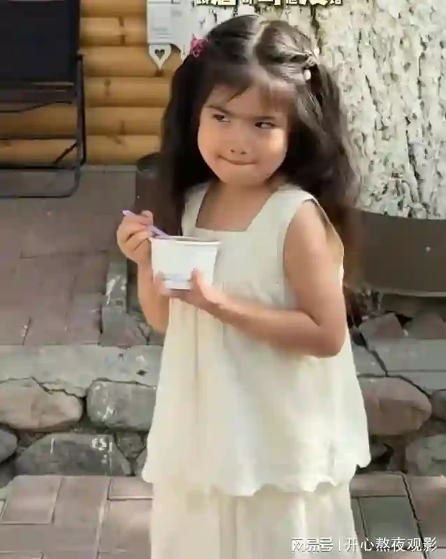 麦迪娜婆媳同游新疆打卡六星街，保姆跟着带娃，儿子女儿都超萌