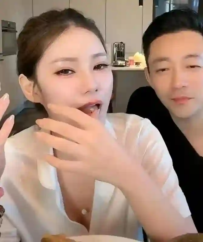 汪小菲端午独自带娃！马筱梅出席奢侈品牌周年庆，穿浅紫挂脖裙美
