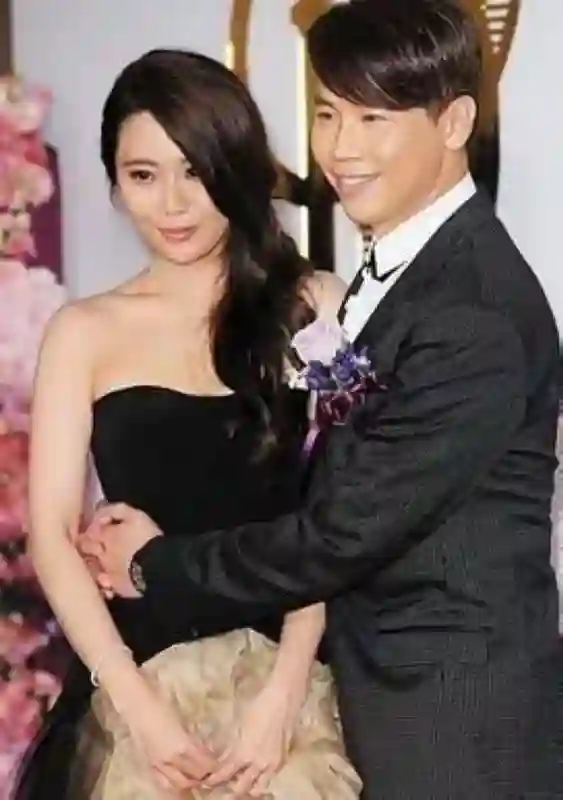 56岁陶喆在美国庆生，脸上胶质感很重认不出，小18岁老婆又美又嫩