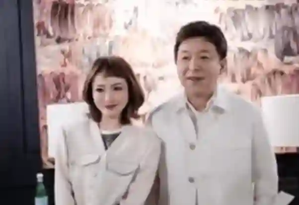 51岁黄渤回家探亲，脸上化浓妆网红感十足，看着年轻秒变小鲜肉