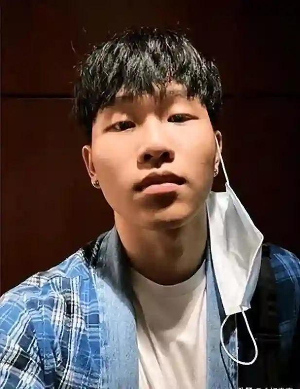 被骗10年，他居然是陈坤儿子，长大后的容貌不像父亲，遗传了母亲