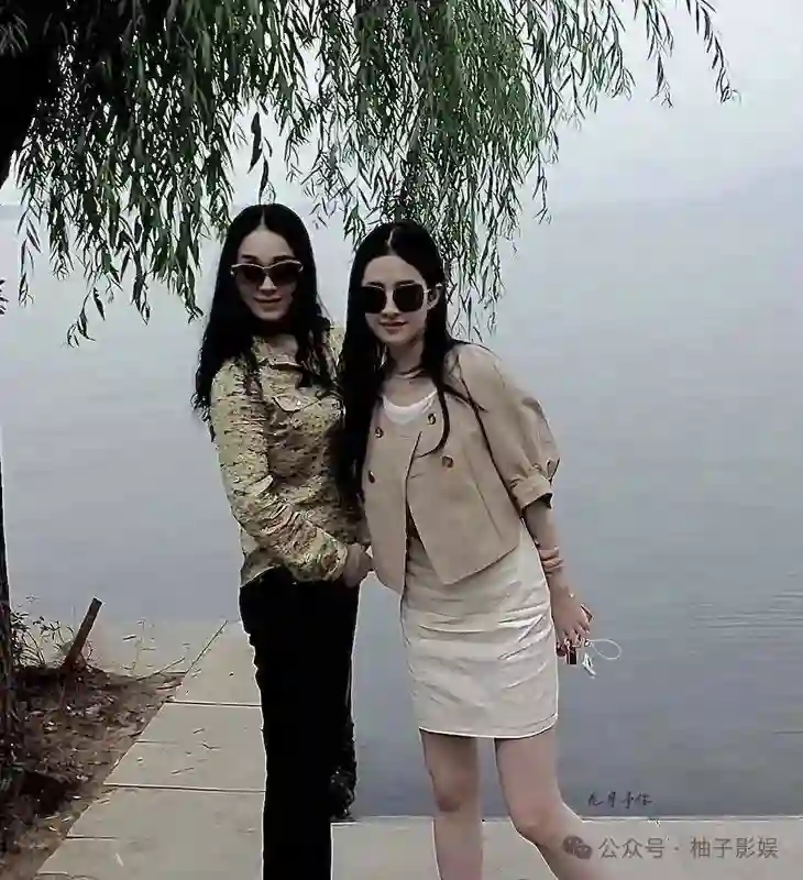 37岁刘亦菲和小姨游东湖，穿包臀裙素颜出镜嫩似少女，家里基因太强大！