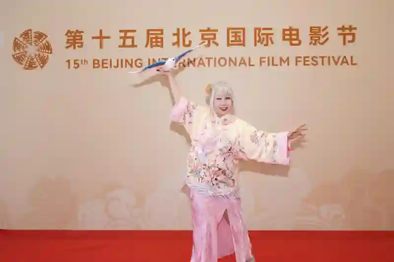 AI艺术惊艳北京电影节 陆蓉之《北京雨燕》振翅开幕秀