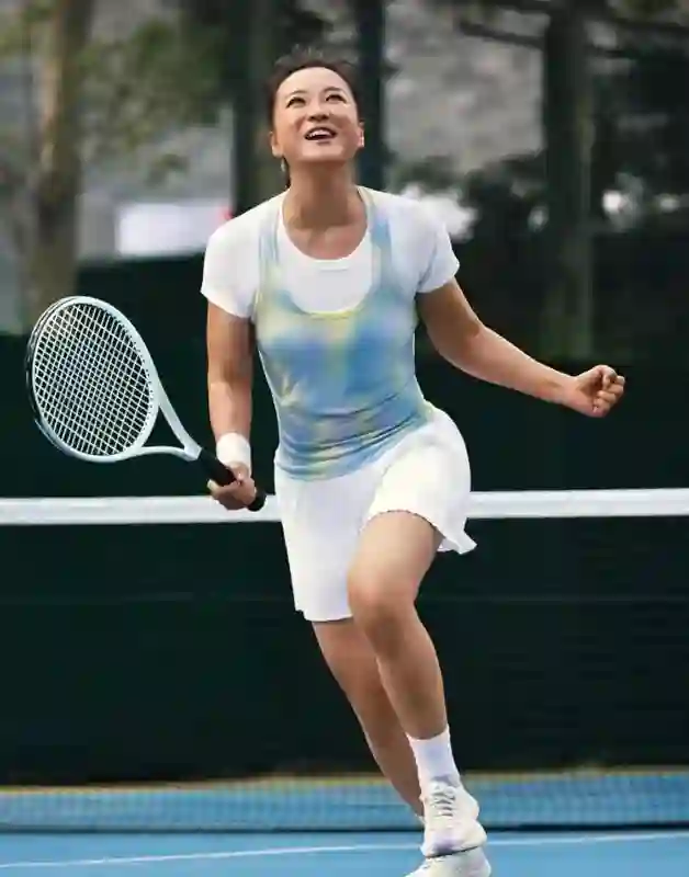 43岁贾玲近况曝光，与汪顺一起打网球，身材苗条活力满满，没复胖