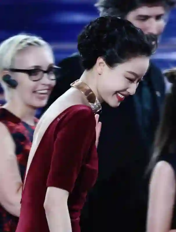 倪妮红毯生图惊艳亮相，肢体动作引热议，衣着与身形引发讨论
