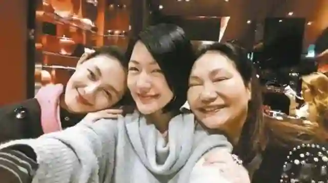 小S低调赴韩引猜测，最新照片曝光，状态极差，瘦得撑不起衣服