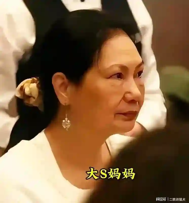 S妈倒下了！现身医院打强心针，S家人是该“放弃”具俊晔了！