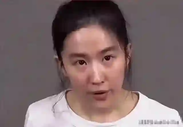 刘亦菲素颜出镜，与路人无差别，网友：这才是真实状态