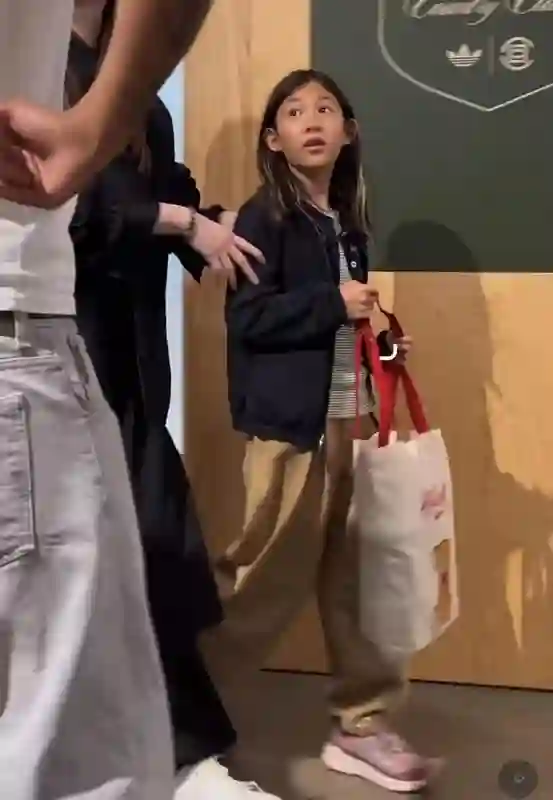 陈冠希带8岁女儿来伦敦中国城，冠希哥颜值越跑越偏，女儿也是高级脸