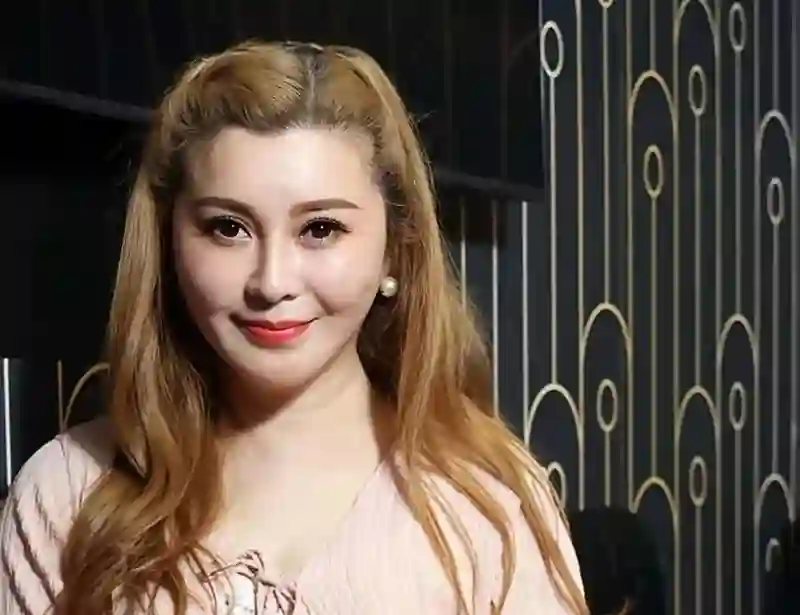 从“亚视李嘉欣”到精神崩溃，53岁蔡晓仪复出拍网剧