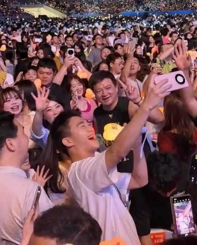 奚梦瑶和老公过二人世界！五一假期巴黎旅游，何猷君搂着高大的她