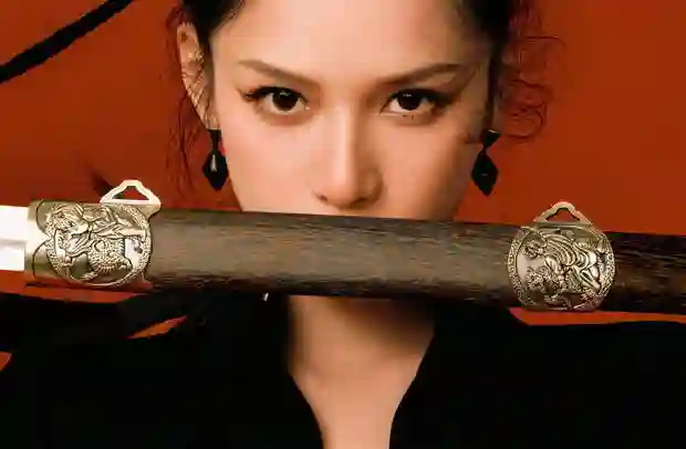 张婧仪黑衣长裙高马尾，演绎侠女剑客酷飒英姿
