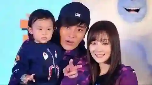 好了伤疤忘了疼！贾乃亮李小璐合体出游，女儿甜馨表现惹众议