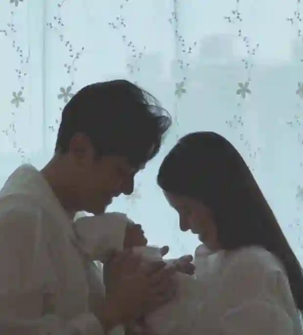 萧正楠黄翠如晒照庆儿子满月，一家三口甜蜜满屏