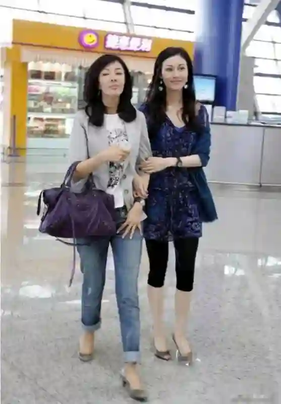 李嘉欣62岁姐姐冻龄美貌依旧，姐妹感情深厚，气质优雅状态好