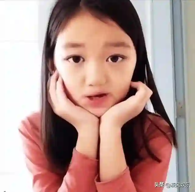 18岁李嫣近照曝光，兔唇痕迹消失不见，美出高度，不愧是王菲女儿