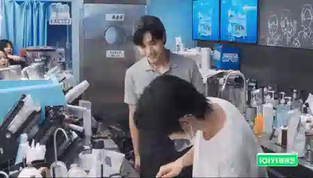 高颜值、有能力，咖啡店都是这样的员工就好了…