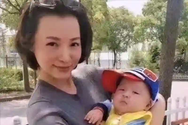 央视主持人董卿近况曝光，被人搀扶着从医院出来，跟之前判若两人