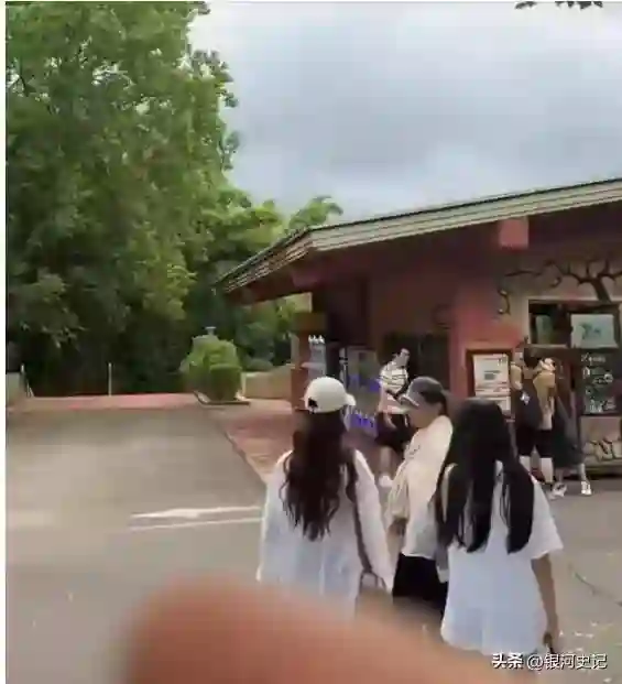汪小菲信守承诺带娃玩，小玥儿露正脸了，太像大S，S妈又沉默了