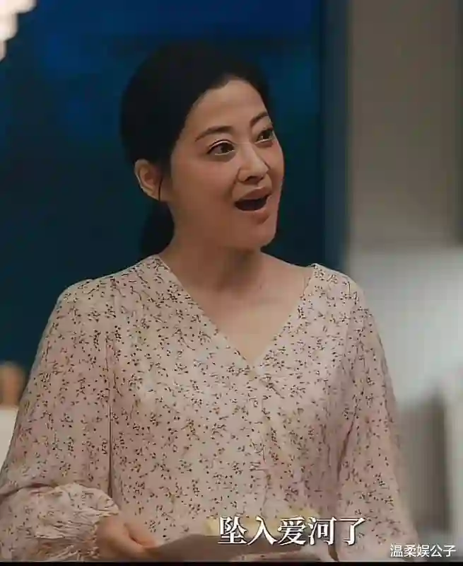 两腮无肉，满脸疲态，颜值竟压梅婷，谁的审美出问题？