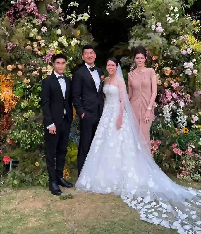 何猷君奚梦瑶参加好友婚礼，一袭粉裙气质绝佳
