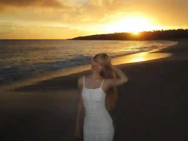 小S大女儿Elly晒金发海边美照 投喂卡皮巴拉心情大好