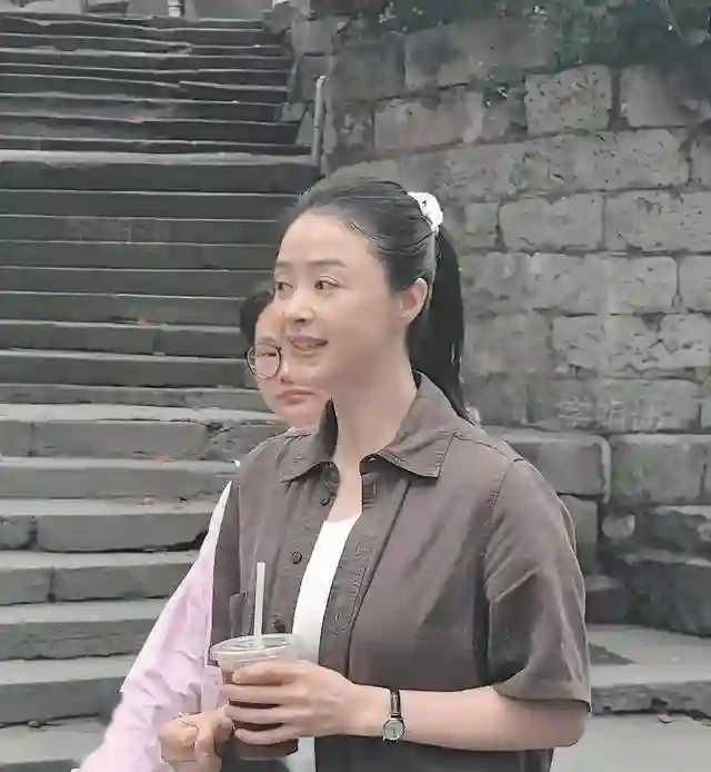 蒋欣素颜暴击！憔悴怒视镜头网友炸锅，私下真实状态藏玄机