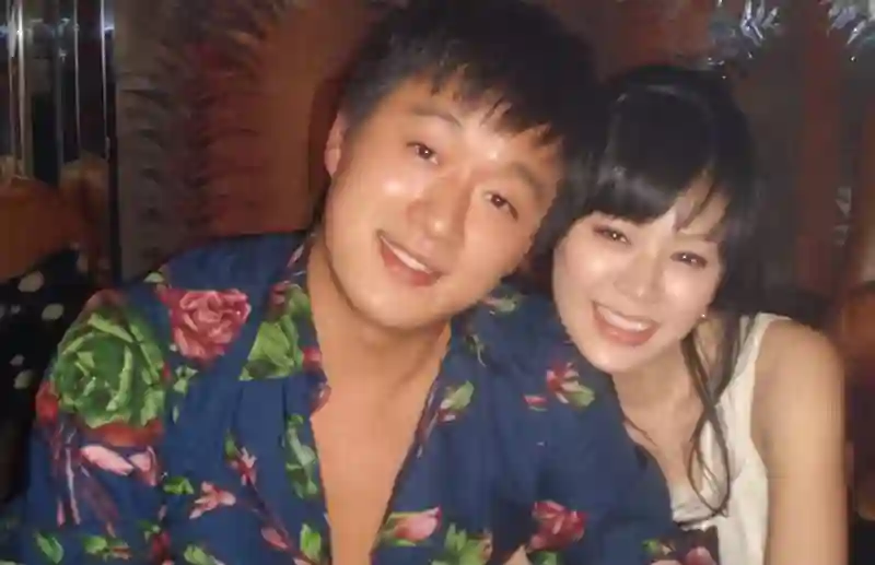 电影院偶遇佟大为夫妇，妻子脸肿被嘲像庆奶，和一旁董璇差别好大
