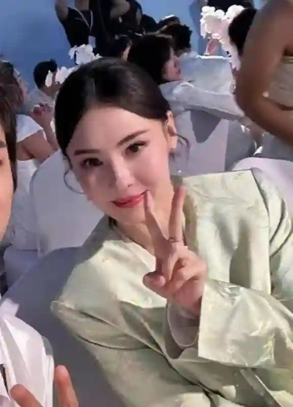 张柏芝“变脸”真相曝光，网友却集体叫好：44岁的她活得太爽了！