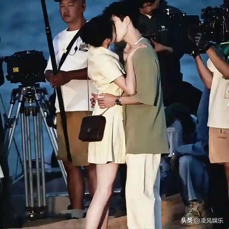 恋爱八年不结婚，这一次，海边拍吻戏的关晓彤没给鹿晗留一丝体面