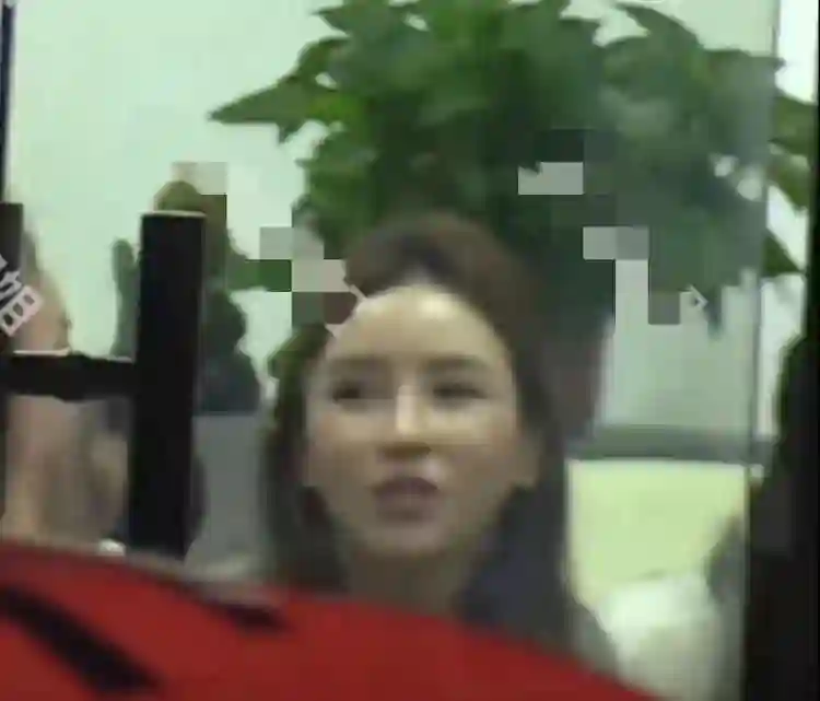 冯绍峰带女友和李治廷聚餐，女友正脸曝光，全脸整容科技感十足