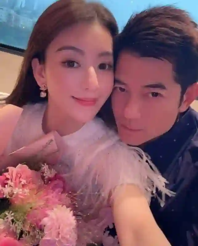 方媛庆祝结婚8周年, 与郭富城甜蜜秀恩爱, 两女儿正脸曝光超美