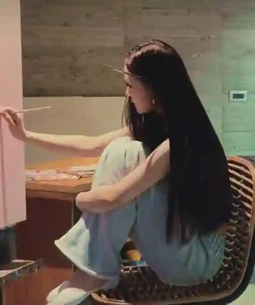 小S二女儿疑似整容，外貌模样大变，小S为女儿举办画展却关闭评论