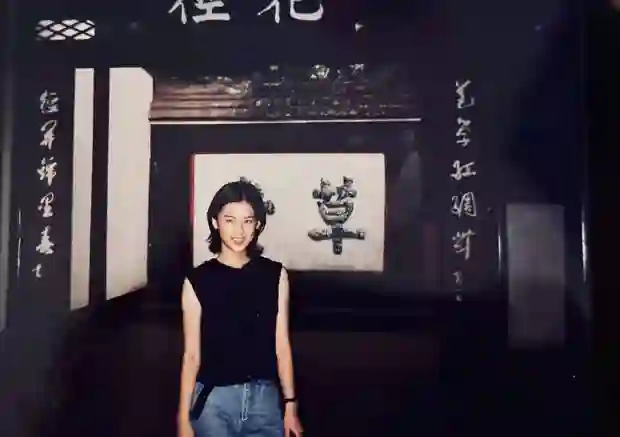 黄圣依15岁黑坎肩造型旧照流出，青涩灵动颜值超高