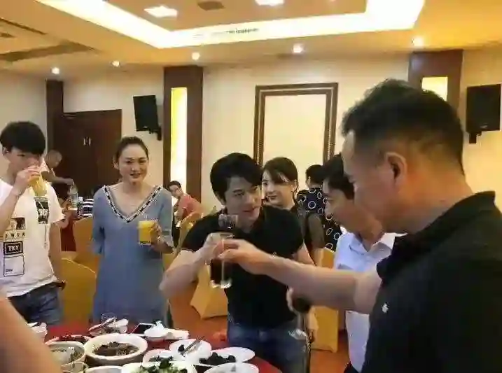郭富城宣布方媛怀三胎！又是发红包，又是敬酒，全是讨好妻子一家