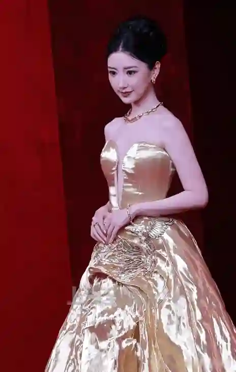 芭莎红毯镜头下的女星，真实堪比照妖镜，杨幂躲了，孙俪扛住了