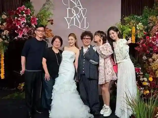 43岁任家萱带亲妹参加好友婚礼，穿超短裙露大腿，烧伤疤不明显了