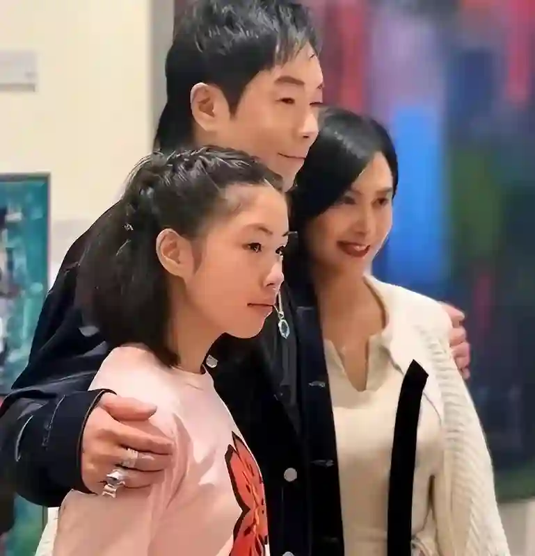 朱茵一家西安旅游被偶遇，13岁女儿长相秀气漂亮，和黄贯中好像