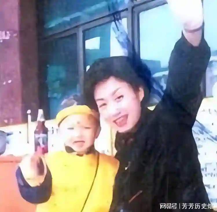 曾被誉为“央视最美主持人”，因推错一扇门意外离世，终年33岁
