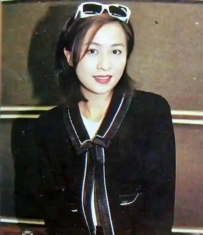 朗朗这回赚大了！不仅与4位美人同框，还紧贴着衣着大方的刘嘉玲