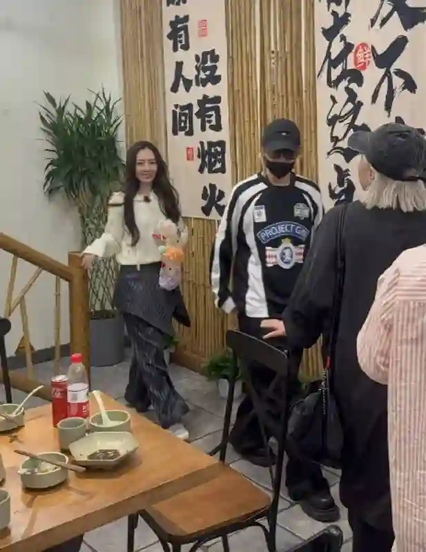 郭碧婷张予曦刘忻夜爬长城被偶遇，用行动诠释浪姐不散场