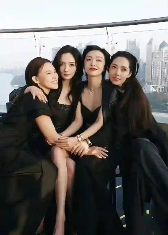 杨幂狂晒小糯米，谢依霖“真香”背后的秘密，揭秘她们的育儿真相