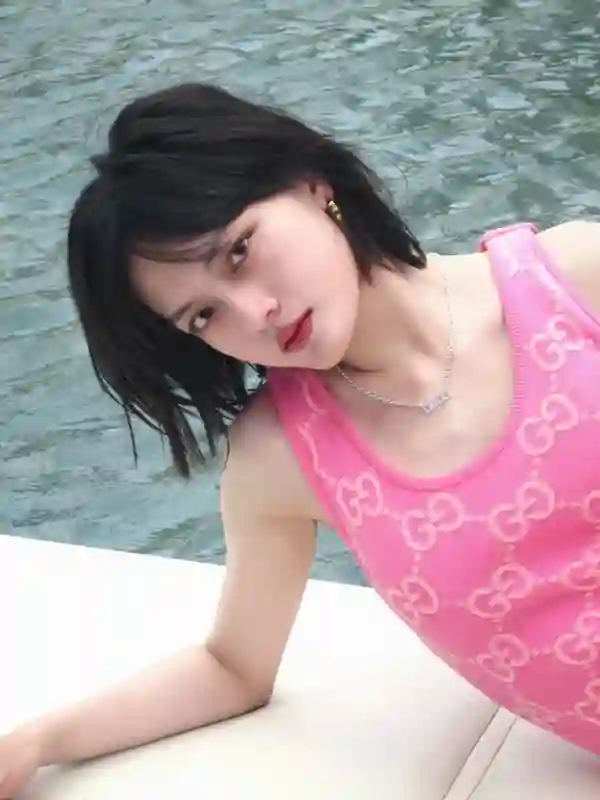 剪短还不够，赵丽颖的翘翘头“卷”得有点灵