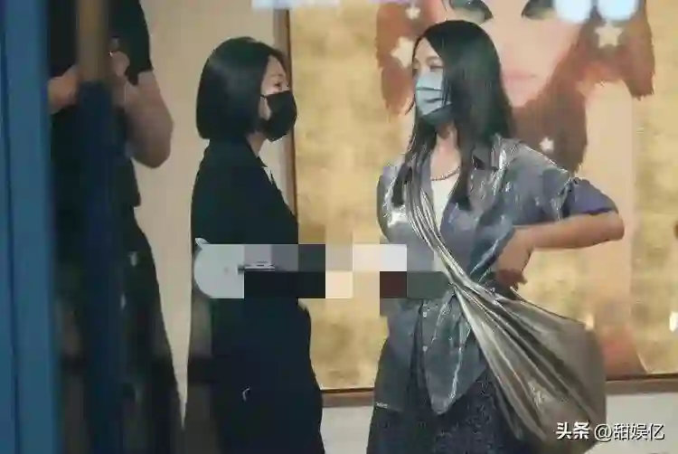 今日，许雅钧夫妇捧场二女儿个人艺术展，小S笑容满面，消瘦不少