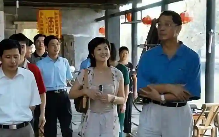 她曾是央视一枝花，低调嫁大18岁李铁为妻，如今52岁已满头白发