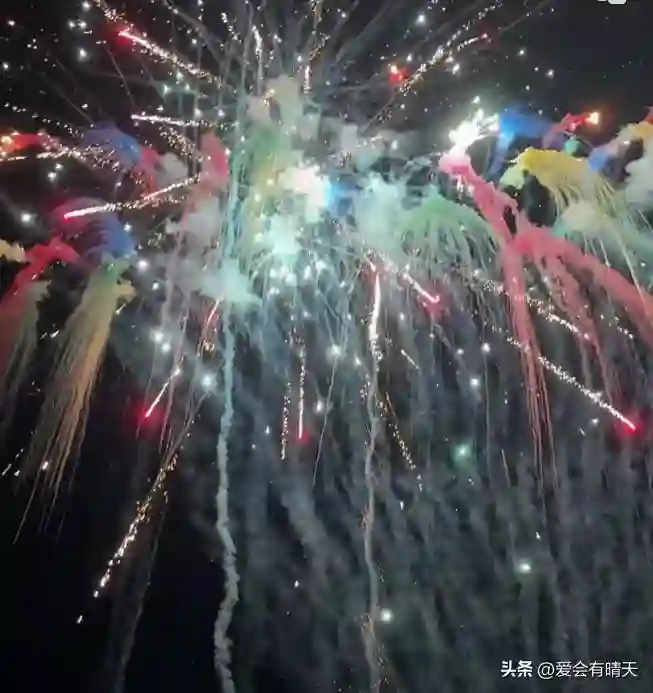 潘长江过68岁生日，饭菜很一般，五粮液直接摆上桌，徒弟来了不少